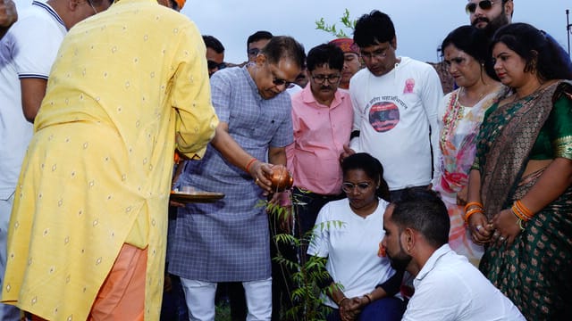 amaragrawalBJP's tweet photo. विकास तभी सार्थक होता है जब वह पर्यावरण के संतुलन के साथ आगे बढ़े। आज अरपा महाअभियान के अंतर्गत बिलासा ताल, कोनी के सामने आयोजित वृहद वृक्षारोपण कार्यक्रम में सम्मिलित हुआ।
यह केवल पौधरोपण नहीं, बल्कि भावी पीढ़ियों के लिए हरियाली और जीवन का वचन है। https://t.co/fbL5izkmGf