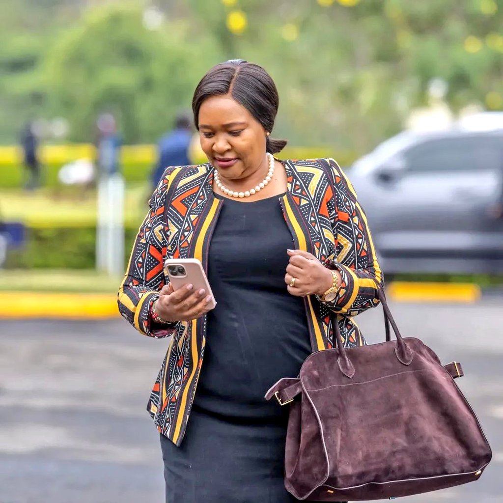 Philippians 2:3–4

Do nothing from selfish ambition or conceit, but in humility count others more significant than yourselves. Let each of you look not only to his own interests, but also to the interests of others.
Blessed  Sunday 🙏