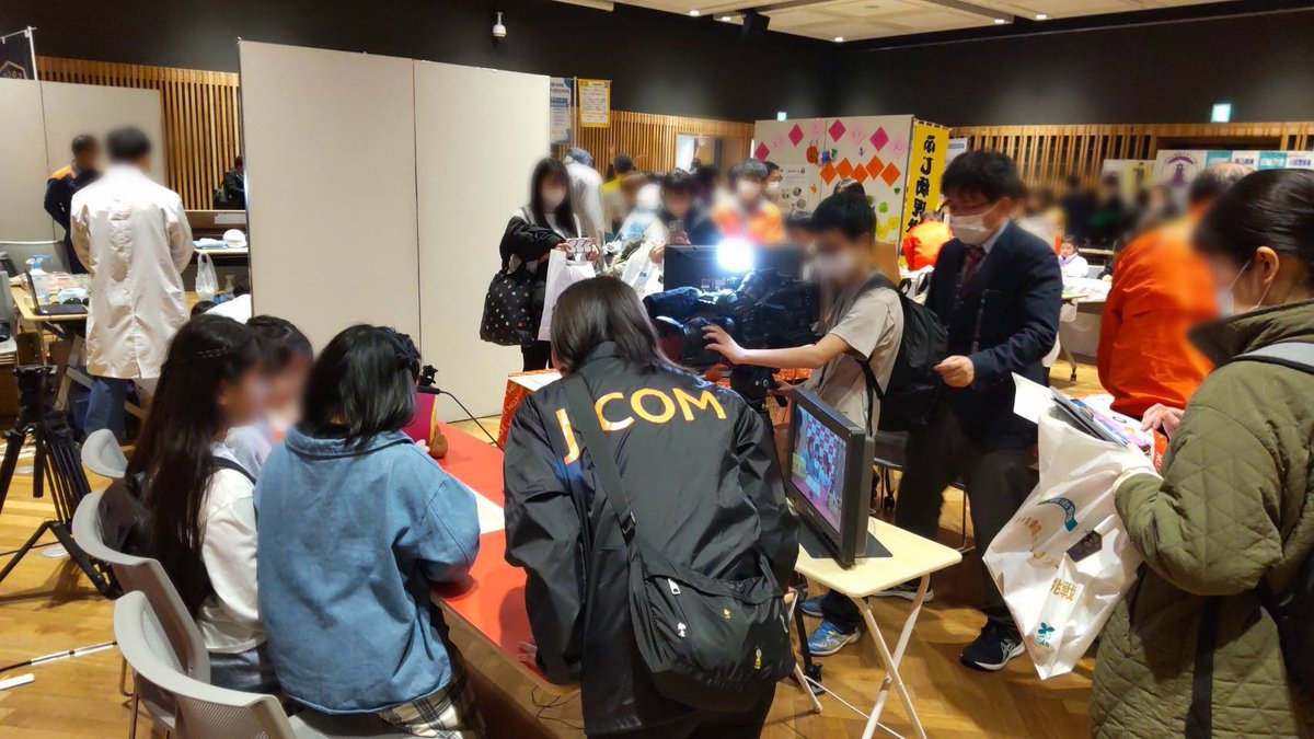 tokorozawajc's tweet photo. 【#おしごとランド 出展者紹介】
#JCOM所沢 🎥
テレビの番組制作を体験しよう！
🎤アナウンサーになってニュースを読んだり
📹テレビカメラの操作にもチャレンジ！
番組がどう作られるのか、裏側をのぞいてみよう✨ https://t.co/JZM1cClxrV