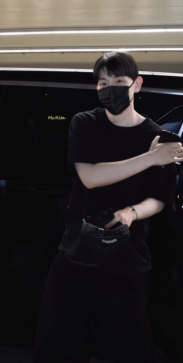 22.06.2025: Hangzhou, Zhejiang

Lun Lun without a cap. 🥰 He put his cap on, off, and on again….😄

Cr: Ms. Rita
#DengLun #邓伦 #鄧倫 #ダンルン #등륜 #เติ้งหลุน #AllenDeng