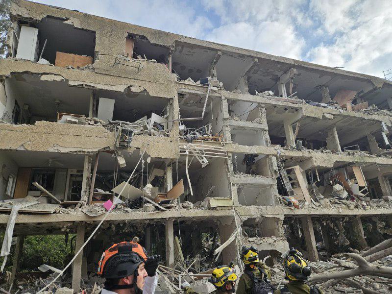 השכונה שלנו חטפה קשה. הרחוב, הבניין, נראה שהכל די נחרב. אנחנו בסדר כי נסענו להורים.
מה שמפליא הוא איך תוך דקות (!) כל האמהות בשכונה מתארגנות על ציוד, סיוע ופתרונות דיור למשפחות הרבות שאיבדו את כל רכושן.
איזה אנשים נדיבים ומדהימים יש לנו כאן. לא מגיעה לנו הנהגה כזו רעה ומושחתת.