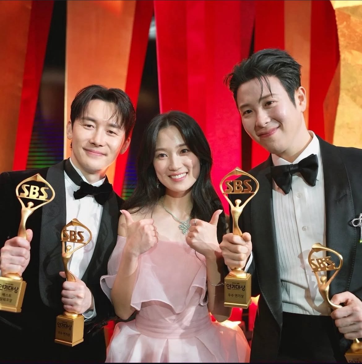 I need an ACOM family variety show nowww <a href="/ACOM__official/">Artist company official</a> please make it happen 😭🙏🏼