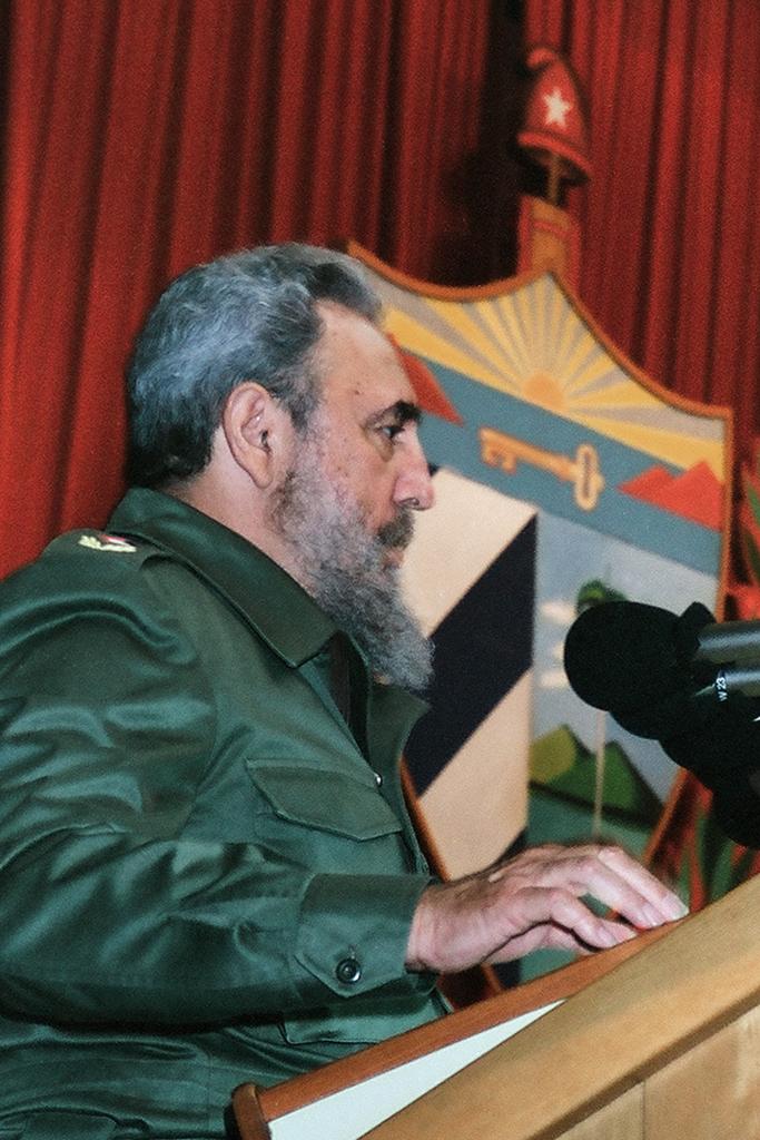 "Estamos conscientes de la importancia que tiene evitar los riesgos de una guerra nuclear; estamos conscientes de la importancia de parar la carrera armamentista; estamos conscientes de la necesidad de que prevalezca en el mundo una política de paz". FIDEL

#FidelPorSiempre