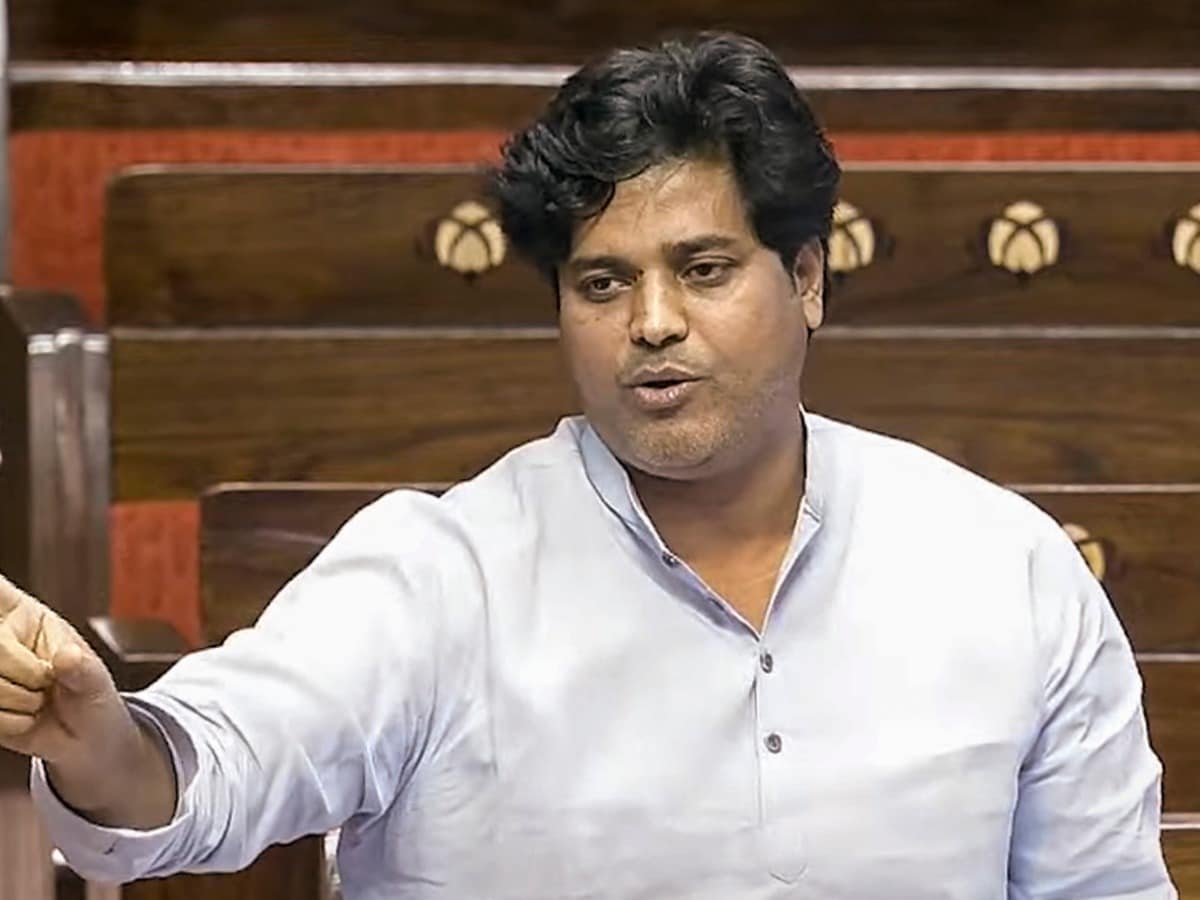 चाय, इश्क और राजनीति। (@chayisquerajnit) on Twitter photo "जो जो कविताओं से क्रांति लाता है।"
प्रिय इमरान प्रतापगढ़ी साहब, <a href="/ShayarImran/">Imran Pratapgarhi</a>
जब पहली बार आपकी आवाज़ मेरे कानों तक पहुँची, तो ऐसा लगा जैसे किसी उर्दू किताब ने अपना दिल खोल दिया हो। जैसे ग़ालिब के मिसरे सड़क पर उतर आए हों, जैसे फैज़ ने फिर से किसी आज़ादी की साजिश रच डाली हो। और "जो जो कविताओं से क्रांति लाता है।"
प्रिय इमरान प्रतापगढ़ी साहब, <a href="/ShayarImran/">Imran Pratapgarhi</a>
जब पहली बार आपकी आवाज़ मेरे कानों तक पहुँची, तो ऐसा लगा जैसे किसी उर्दू किताब ने अपना दिल खोल दिया हो। जैसे ग़ालिब के मिसरे सड़क पर उतर आए हों, जैसे फैज़ ने फिर से किसी आज़ादी की साजिश रच डाली हो। और