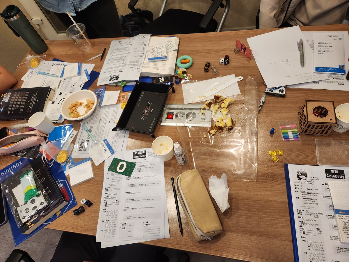 어제 인천에서 개최된 오프탁 행사 탁상여행✈
저는🕵️팀 셜록 탁의 PL로 참가했습니다!
#나의_탁상여행기 #또만나요_탁상여행 

팀 셜록이란> 근미래 대한민국을 배경으로 한 스타일리쉬 수사&amp;액션 룰! 저는 이번이 입문 세션이였는데요, 너무너무 재밌는 한 편의 느와르 영화같은 세션을 하고 왔고...