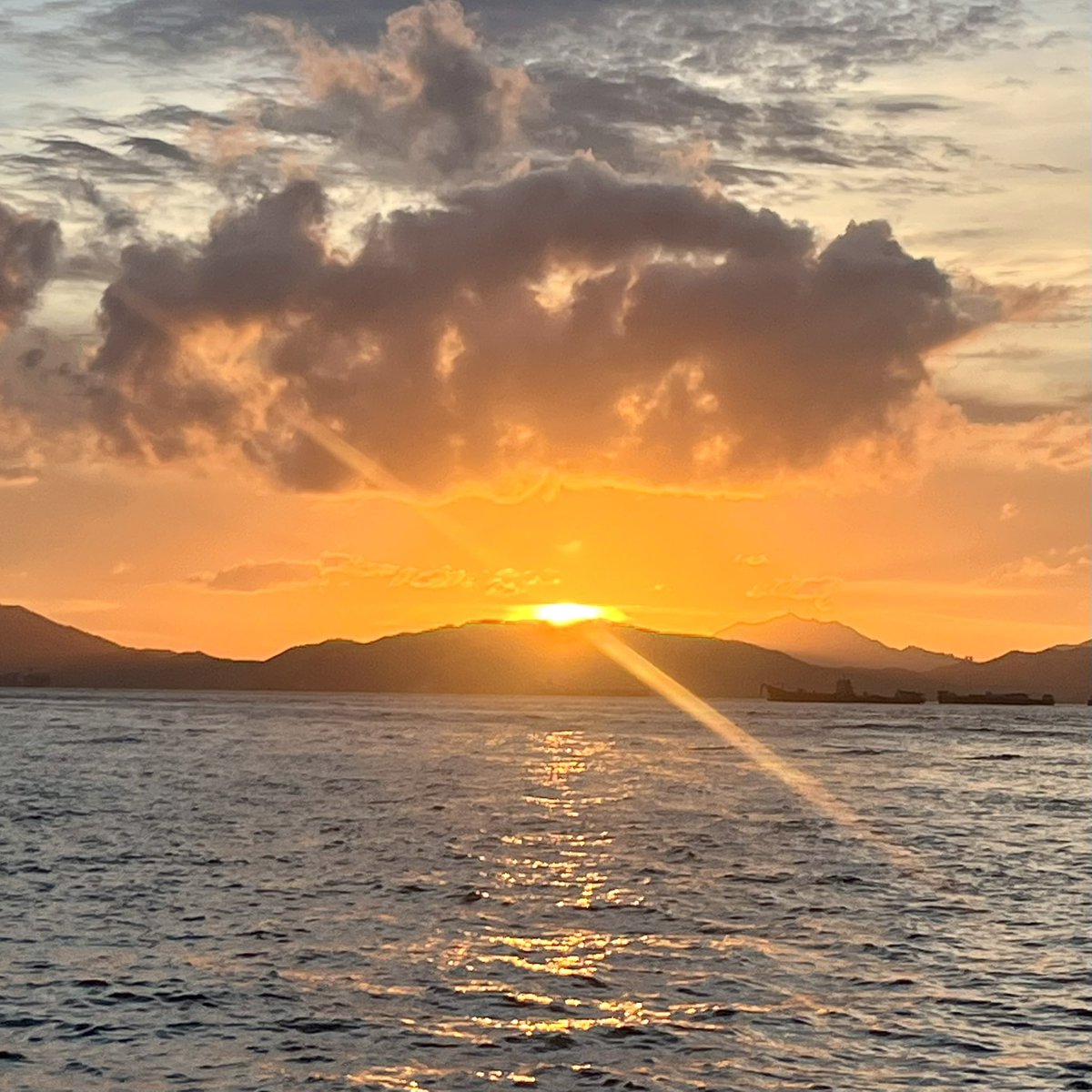 trailnesday's tweet photo. Made it to #sunset after the rain, sun and bonus rainbow #Daily10k #HongKong https://t.co/TRy5eIG4iU