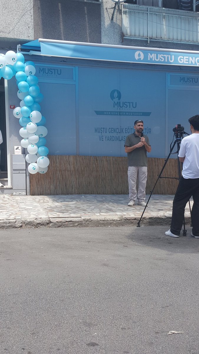 Uzun yıllardır faal Muştu Gençlik dernekleşti ve şimdi Üskudar'daki merkezinin açılışını yapıyor. 
Tebrik ediyor, hayırlı çalışmalara vesile ve öncü olmasını, adı gibi gençliğe muştu olmasını Cenabı Allah'dan niyaz ediyorum