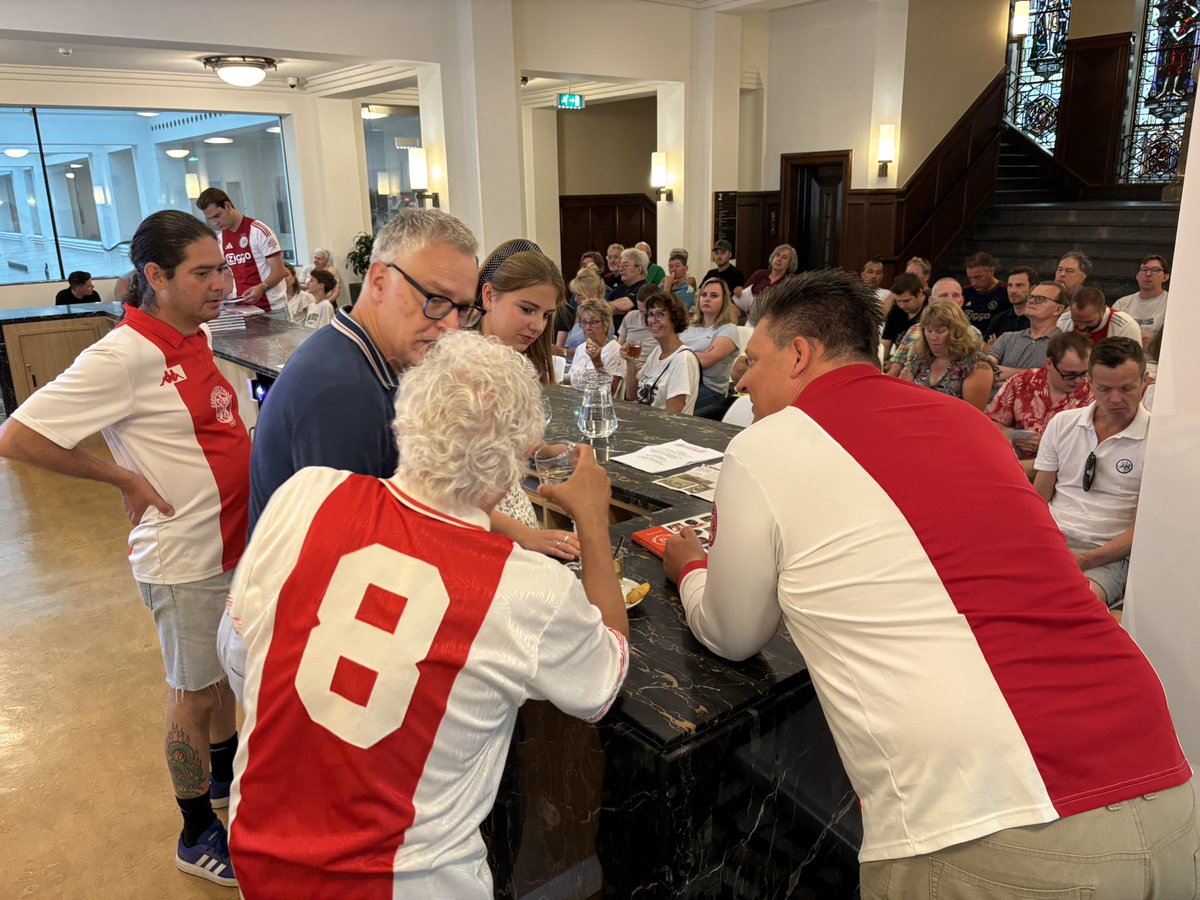 Het #Ajax Jaarboek is zojuist gepresenteerd in het Stadsarchief Amsterdam. In totaal het 33ste rode ruggetje voor in je boekenkast. Een bijzonder jaar en dat was het. ❤️