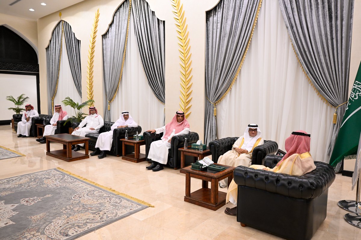 سمو #محافظ_الطائف الأمير #سعود_بن_نهار يلتقي الرئيس التنفيذي للمركز الوطني لتنمية الغطاء النباتي ومكافحة التصحر الدكتور خالد بن عبدالله العبدالقادر 
..اطلع سموه على تقرير عن أعمال المركز والبرامج الوقائية والتوعوية الموجهة للمجتمع.