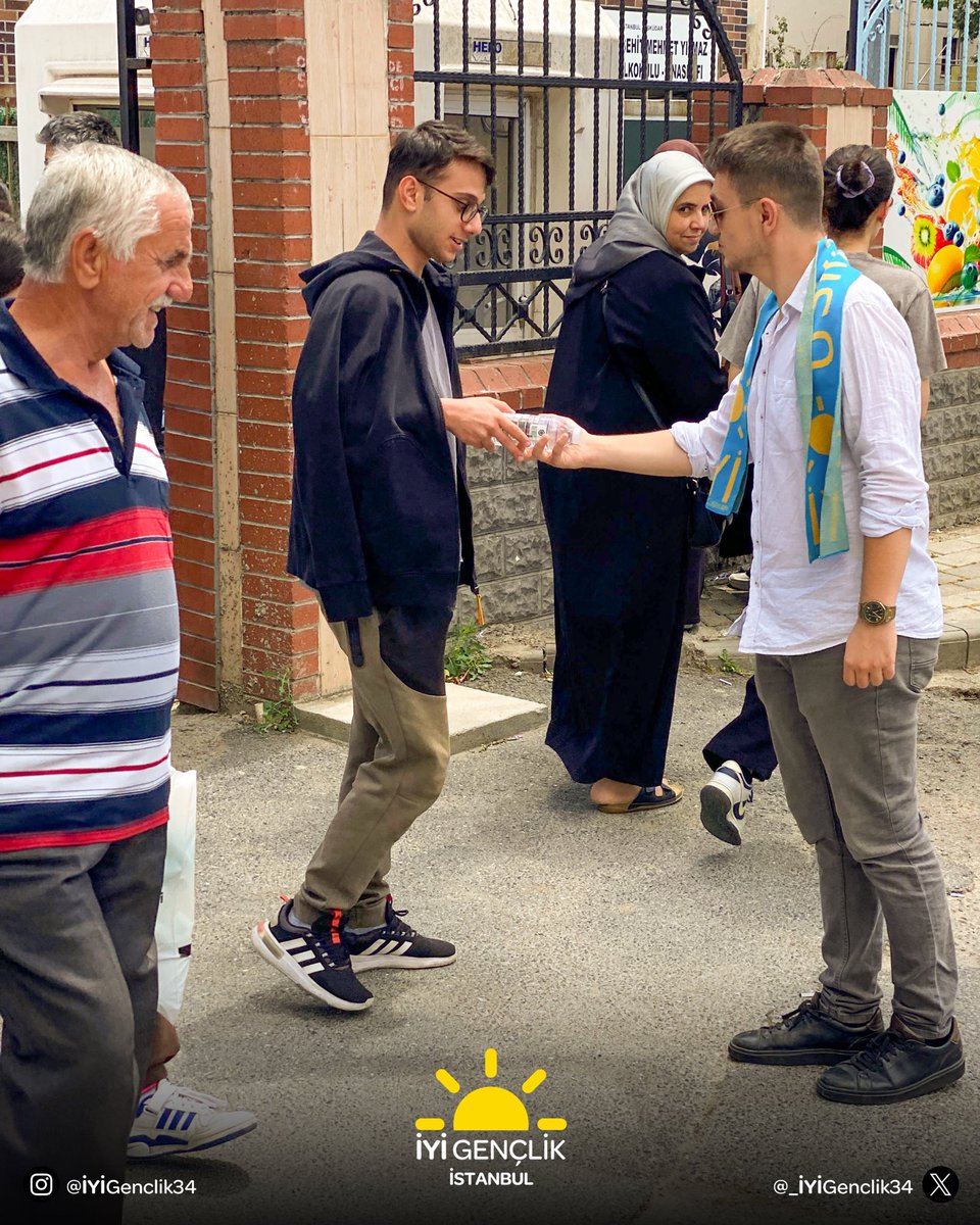 📚 #AYT bitti şimdi nefes alma zamanı!

Sınav öncesinde ve sonrasında genç kardeşlerimizin bu sıcaklarda rahatlaması için sınava giren öğrencilerimize su dağıtımına bugün de devam ettik. Sınav çıkışında sınavları ve gelecek planları hakkında konuştuk. 

Emeklerinin karşılığını