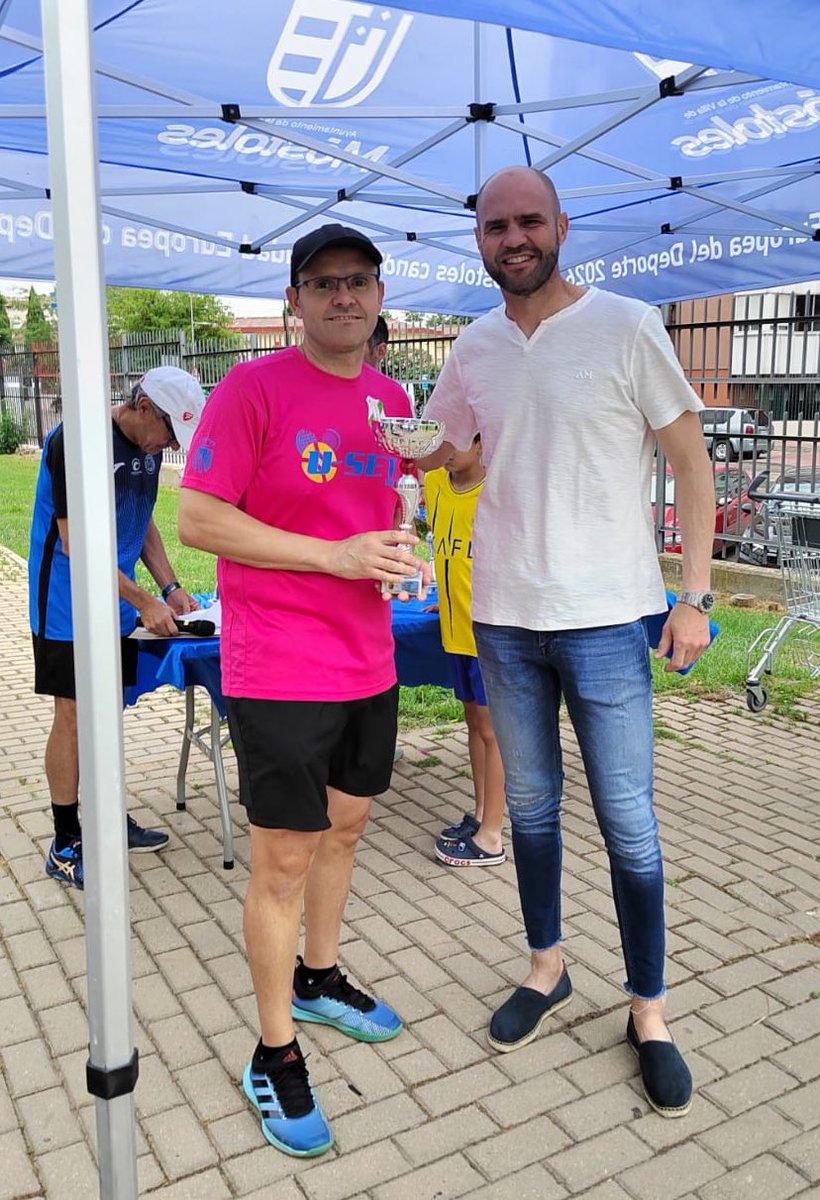 🎾 Nuestro vicesecretario y concejal de Deportes <a href="/angel_delapuent/">Ángel Álvarez</a> ha realizado la entrega de trofeos  torneo de tenis categoría absoluta mixta en el Polideportivo Villafontana. 

👏 Enhorabuena a todos los participantes.