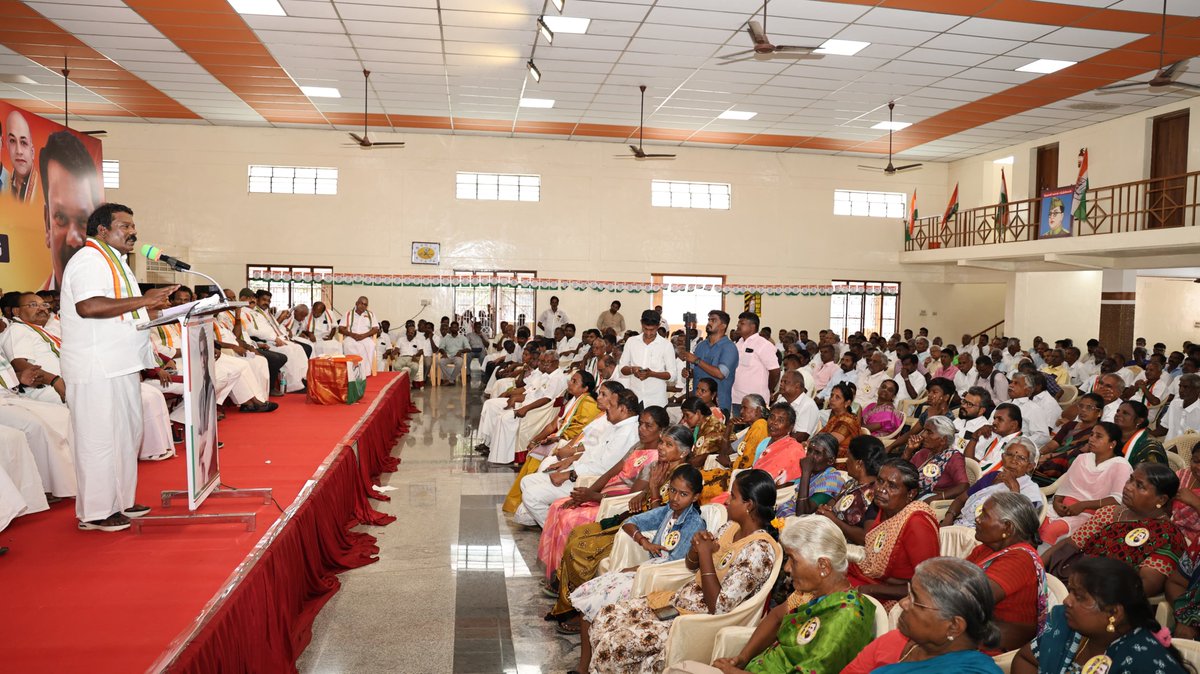 கோவை வடக்கு மாவட்ட காங்கிரஸ் கமிட்டி சார்பில் சூலூர் சட்டமன்ற தொகுதி - 2026 தேர்தல் ஆயத்தக் கூட்டம் மற்றும் நிர்வாகிகள் அடையாள அட்டை வழங்கும் நிகழ்ச்சி தமிழ்நாடு காங்கிரஸ் கமிட்டி தலைவர் திரு கு செல்வப்பெருந்தகை MLA அவர்கள் தலைமையில் வெங்கடலட்சுமி திருமண மண்டபம், சோமனூரில்