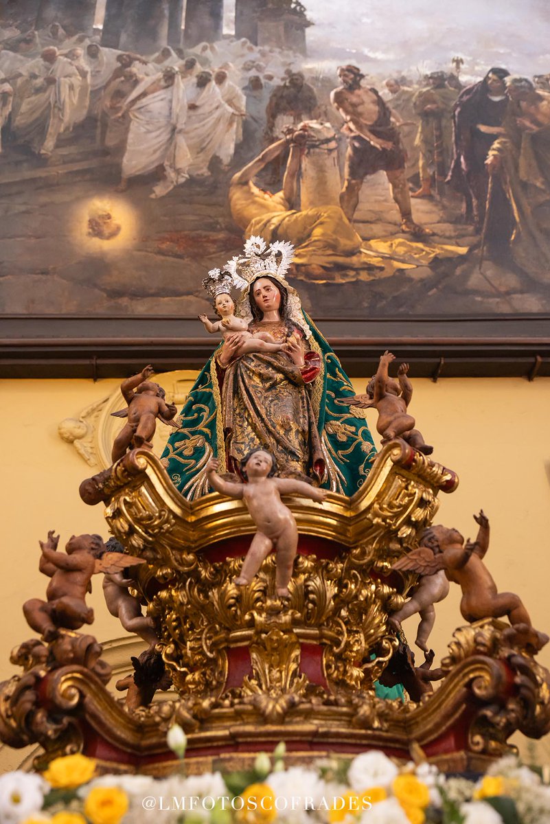 La Virgen de los Reyes entronizada para su primera participación en la procesión del Corpus Christi. Porta el manto de la Virgen de Flores de #Álora  📸 @lmfotoscofrades #CofradiasMLG <a href="/DiocesisMalaga/">Diócesis de Málaga</a>  instagram.com/p/DLM3hjciIws/…
