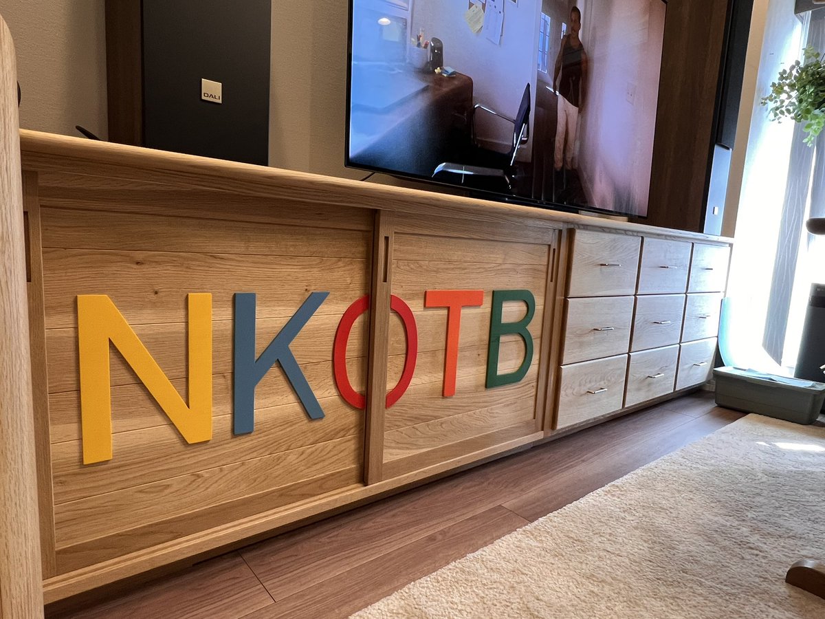 hidehidekevin's tweet image. I had a TV-Board built by Tabine (@tabine_zzz)!!!😆👍

This TV board is custom made with NKOTB attached.💛💙❤️🧡💚

ILOVE it very much!🧡🧡🧡

I hope Donnie will come see it when he comes to Japan!🇺🇸✈️🇯🇵😍