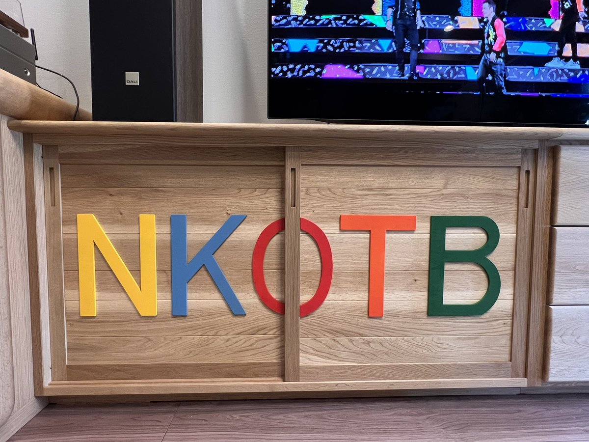 hidehidekevin's tweet image. I had a TV-Board built by Tabine (@tabine_zzz)!!!😆👍

This TV board is custom made with NKOTB attached.💛💙❤️🧡💚

ILOVE it very much!🧡🧡🧡

I hope Donnie will come see it when he comes to Japan!🇺🇸✈️🇯🇵😍