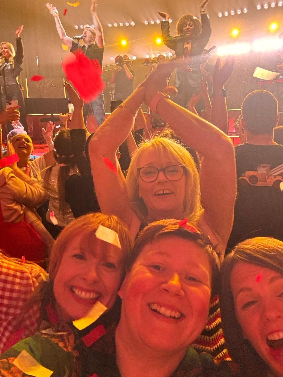 Gems84's tweet photo. @GaryBarlow What a tour!! ❤️ https://t.co/FOfCKYqKVB