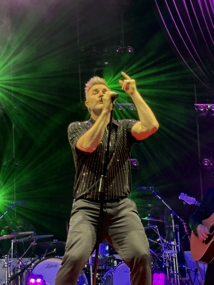 Gems84's tweet photo. @GaryBarlow What a tour!! ❤️ https://t.co/FOfCKYqKVB