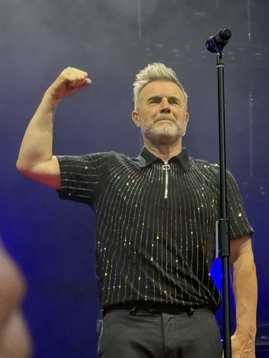 Gems84's tweet photo. @GaryBarlow What a tour!! ❤️ https://t.co/FOfCKYqKVB