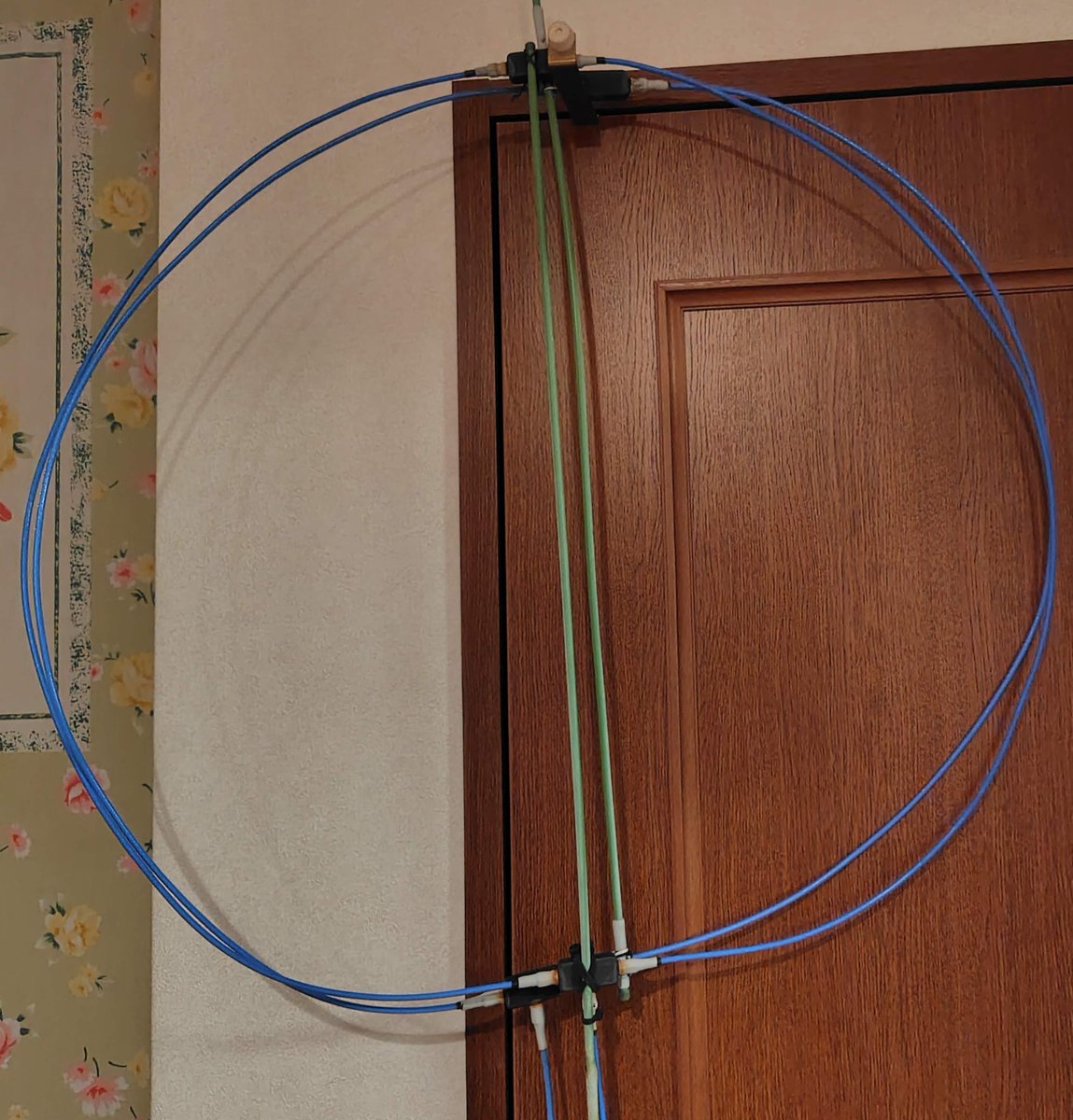 来月から始まる外装工事に備え、屋外にあった全ての外部アンテナを外しました。とても軽量・安価なのに、防水加工を加えた #airspy Youloop の効果が良くわかります。

今晩から、北朝鮮の #短波放送 を除き🤣ほとんど聞こえません。

いや、今日は、#宇宙天気 から見て、伝搬状況が悪いですね #BCL