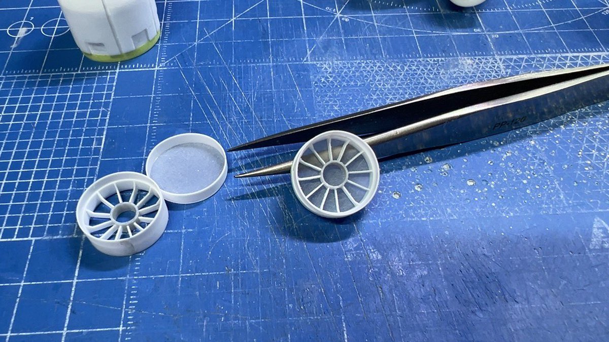 GillesV27t's tweet image. エンジンノズルの中やってました。エンジン外装付けるまでにもうちょい手を入れますけど、とりあえずLED光源が見えないようにするパーツまではなんとか。手がかかる作業が続くw
#144theghost #ghostphantomII #scratchbuild