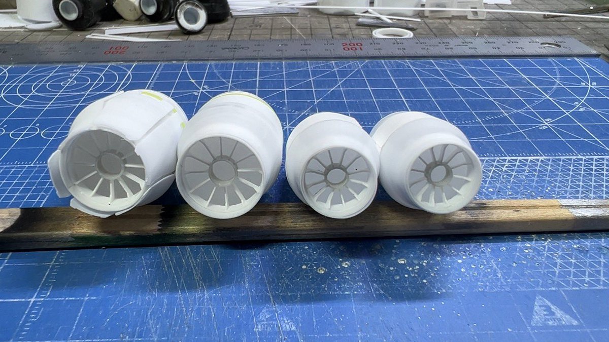 GillesV27t's tweet image. エンジンノズルの中やってました。エンジン外装付けるまでにもうちょい手を入れますけど、とりあえずLED光源が見えないようにするパーツまではなんとか。手がかかる作業が続くw
#144theghost #ghostphantomII #scratchbuild