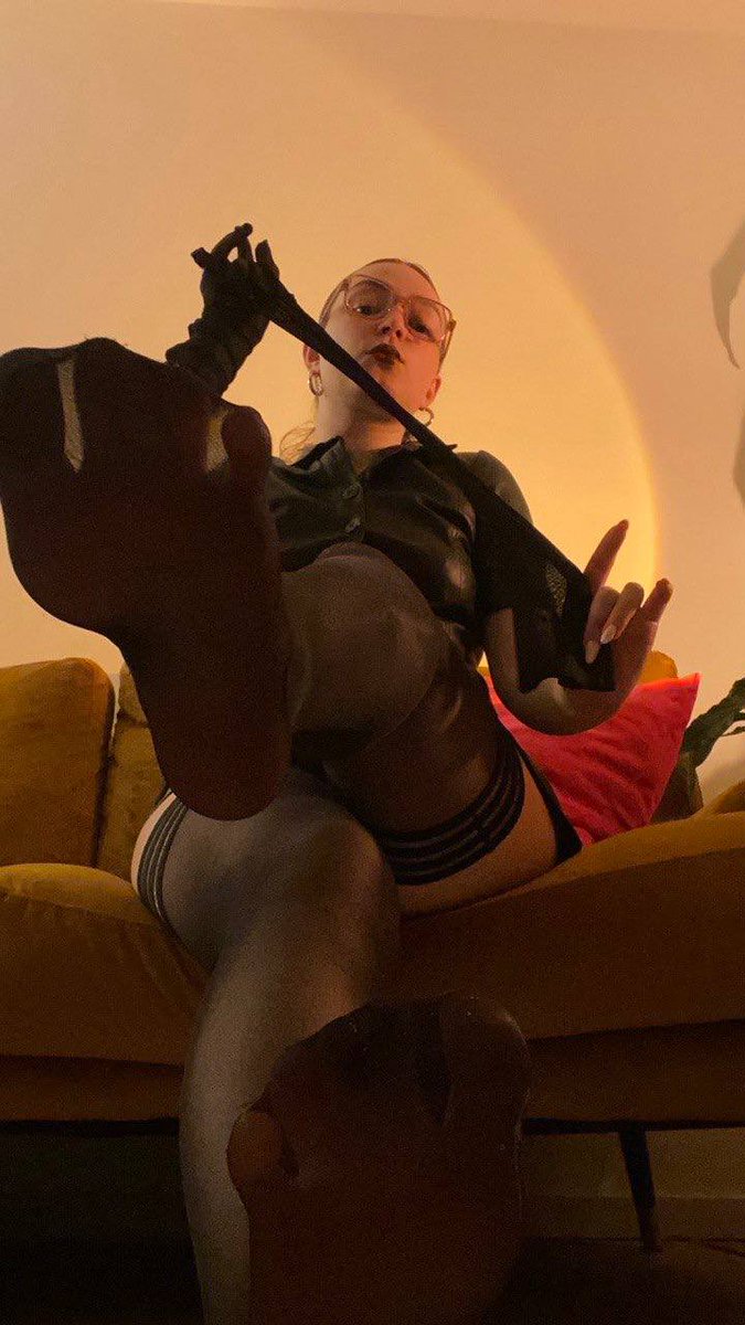 Du Nylonf*tze wirst bei dem Anblick meiner Ukrainischen Nylon Sohlen richtig schwach😈🇺🇦
Ergebe dich meiner Macht &amp; werde komplett gehirnlos &amp; willenlos. 🖤

#Geldherrin #zahlschwein #Findom #Füsse #paypig #cuckold #sklave #Nylon #Socken #Füße #Fetisch