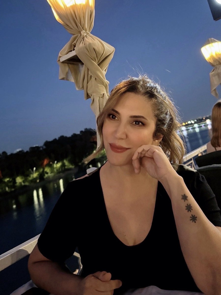 Beni güzel hatırla.
Gülüşümü, çok sevdiğin gözlerimi, sonra sesimi bıraktım.
Ne ararsan bir sevdanın içinde fazlasıyla bıraktım ardımda...
Beni unutma... !
Şimdi seninle yaşanan günleri ateşe veriyorum beni güzel hatırla, gidiyorum...! 

#OrhanVeliKANIK