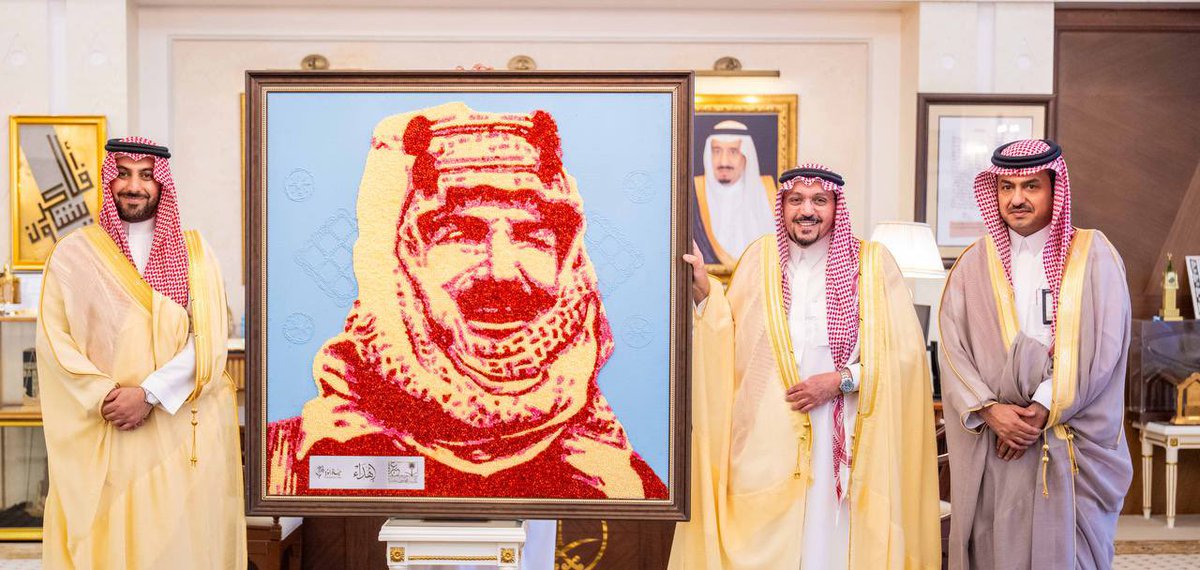 اشاد سموه بما شهده المهرجان في نسخته الأخيرة من زيارة أكثر من 50 ألف زائر، وزراعة أكثر من 600 ألف زهرة في الموقع العام، إضافة إلى مشاركة 50 أسرة منتجة، مما يعكس الأثر الاقتصادي والاجتماعي والبيئي للمهرجان..

سمو #أمير_منطقة_القصيم يتسلم تقرير مهرجان حياة الورد بمحافظة عنيزة.