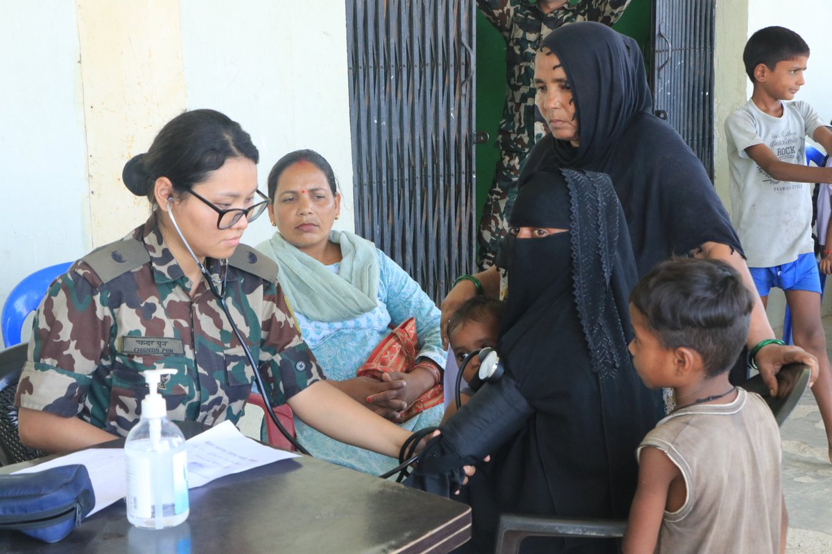 बज्रदल गण र सैनिक अस्पताल, नेपालगञ्जले अन्य स्वास्थ्य संस्थाहरुसँगको सहकार्यमा बाँके, नरैनापुर-२ स्थित लक्ष्मणपुर स्वास्थ्य चौकीमा आषाढ ०७ गते सञ्चालन गरेको बिशेषज्ञ डाक्टरहरु सहितको निःशुल्क स्वास्थ्य शिविरबाट करिब सातसय स्थानीय लाभान्वित भएका छन् ।
#NepaliArmy
#BajradanBn