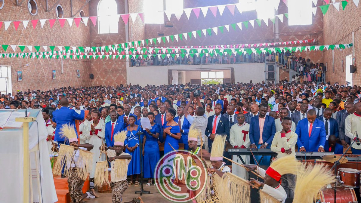 RTNB (@rtnburundi) on Twitter photo #Burundi: Le Président de la République, <a href="/GeneralNeva/">SE Evariste Ndayishimiye</a>, accompagné de son épouse <a href="/Burundi1stLady/">Angeline Ndayishimiye Ndayubaha</a> , s’est joint aux chrétiens de la paroisse #Magarama, dans l’Archidiocèse de #Gitega, pour la messe de ce dimanche 22 juin 2025, célébrant la fête du Saint-Sacrement dans l’Église #Burundi: Le Président de la République, <a href="/GeneralNeva/">SE Evariste Ndayishimiye</a>, accompagné de son épouse <a href="/Burundi1stLady/">Angeline Ndayishimiye Ndayubaha</a> , s’est joint aux chrétiens de la paroisse #Magarama, dans l’Archidiocèse de #Gitega, pour la messe de ce dimanche 22 juin 2025, célébrant la fête du Saint-Sacrement dans l’Église