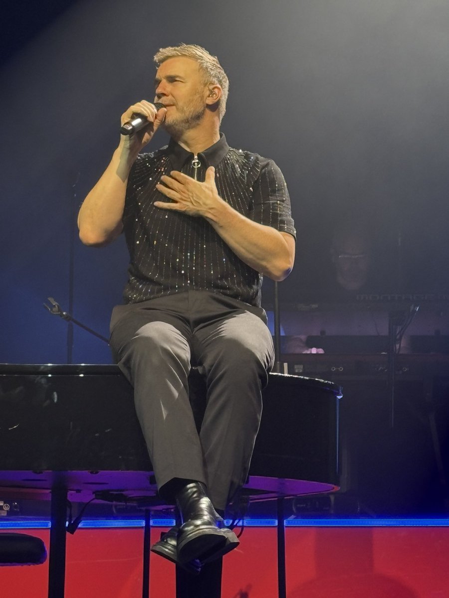 Gems84's tweet photo. @GaryBarlow ❤️ https://t.co/OxxFXjfniW