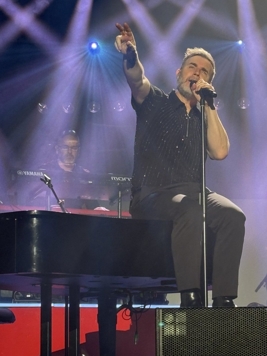 Gems84's tweet photo. @GaryBarlow ❤️ https://t.co/OxxFXjfniW