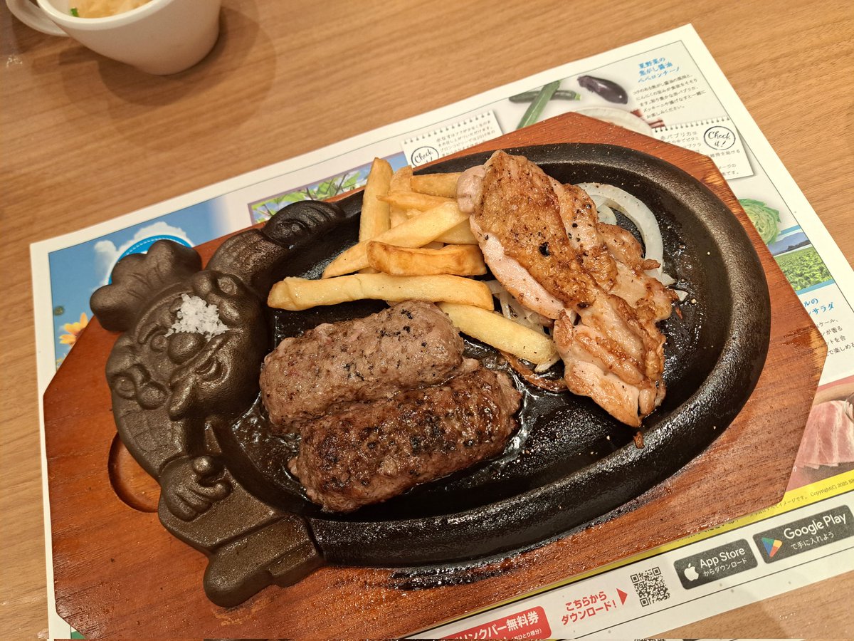 DACchiensoFD's tweet photo. 羽生のイオンにブロンコビリーがオープンしたので行ってみました🥩
なぜかBIRTHDAYクーポンもあった(爆)🎂
お店から出たらイルミと噴水コラボ❔的なものが・・・
今夜は、涼しかったのでベンチに座って堪能してきました👀 https://t.co/c9OajJGeNN
