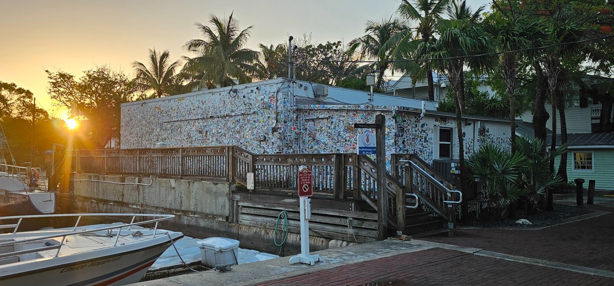 FlaKeysResorts's tweet image. This unassuming little shack at sunrise...

Feels almost sacred in the morning light.

Jimmy Buffett&apos;s Shrimpboat Sound Studio.

A humble temple of creativity where island rhythms were born.

No fancy equipment.
No corporate boardrooms.
Just weathered wood, water views, and pure…