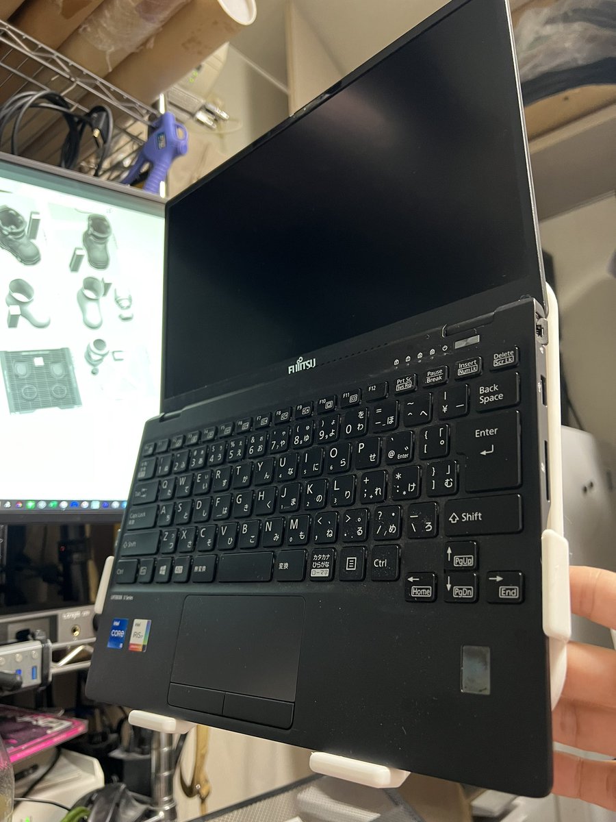 JONG_chang's tweet photo. 社用ノートにぴったりのVESAフレーム作った。
固定してないけど、ジャストフィットだからほぼ垂直でも落ちない。
キーマウはlogi options+でリンク済みだから切り替えて使えるし、社用PCのハードプロテクトもNAS経由のファイル共有でスルー出来るからこれで在宅ワークが捗るってもんよ!
#5画面
#3PC https://t.co/lnSzpkAQn9