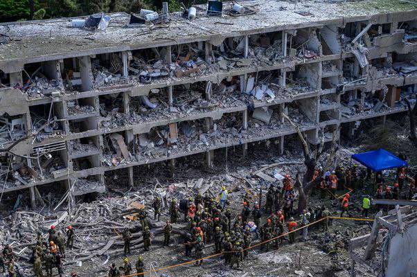 AhmadFarhadReal's tweet image. صبح چار بجے ٹرمپ نے ایران پر حملے کے بعد کہا کہ ہم نے اسرائیل کو محفوظ کر لیا ہے۔
ٹھیک چار گھنٹوں بعد ایران نے تل ابیب کا یہ نقشہ پیش کر کے اس کا ثبوت بھی دے دیا۔