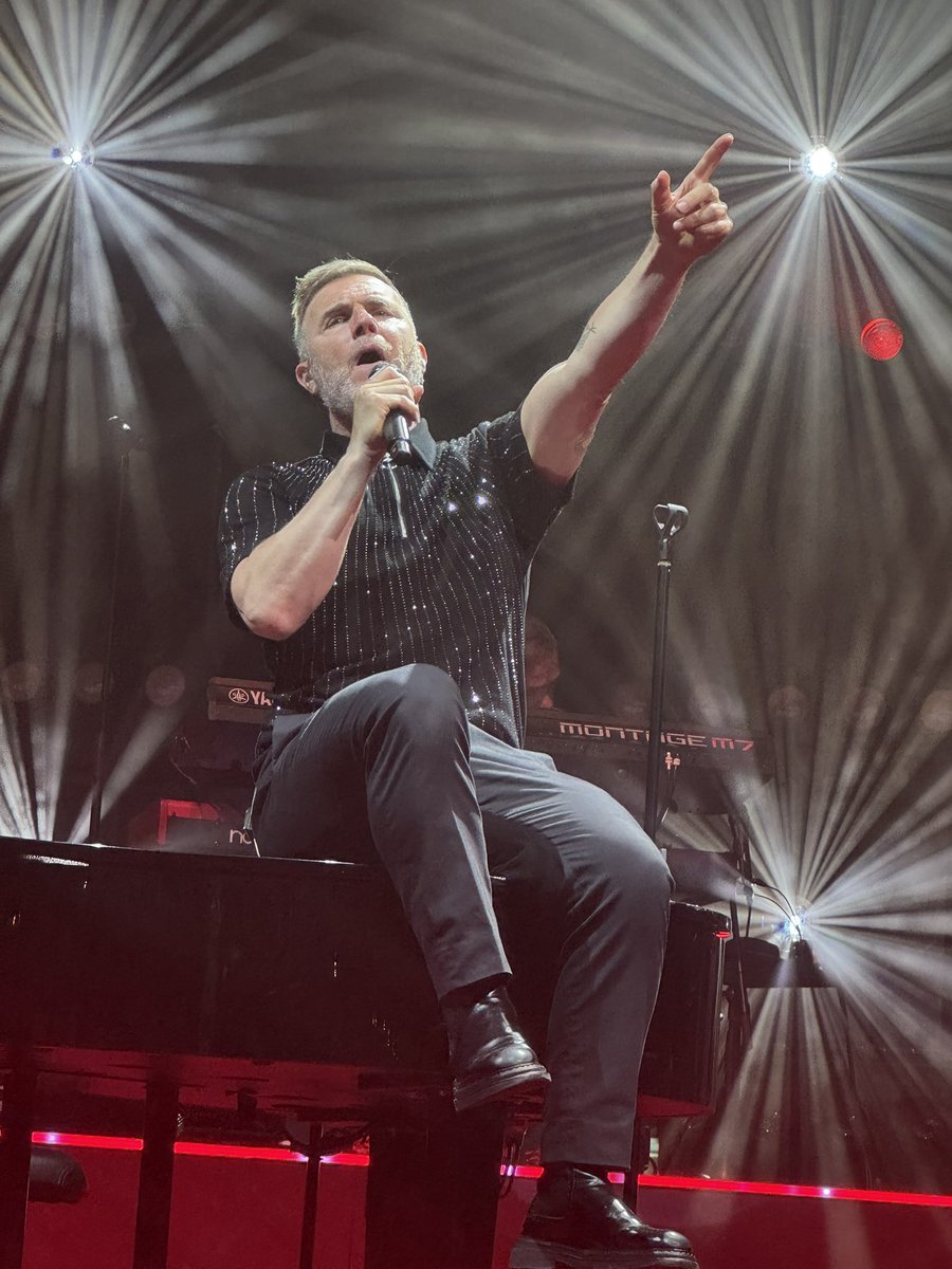 ClarePaddon's tweet photo. @GaryBarlow Thank you so much for our shout at @TheEdenSessions, it means more than you’ll ever know! The Westcountry Wonders had the greatest day! 
@malardy, @lindseyforster2, @clarebidgood, @SonjaKCooper, @helentiplady, @sarsar1973 https://t.co/r4dx8ba6Mb