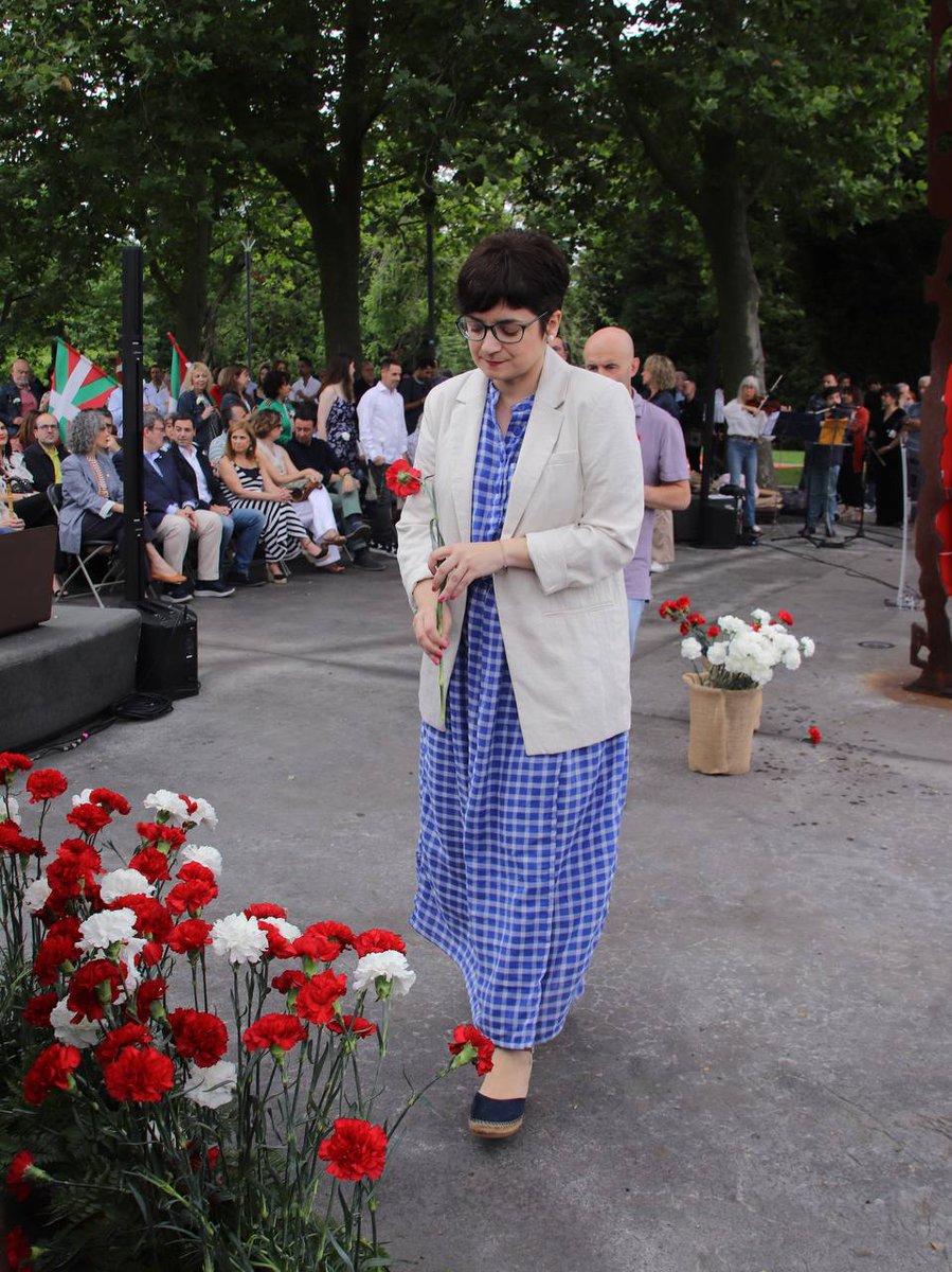 Oroitzapenerako eguna izan da dugu gaur Artxandan. 

Lehengo eta oraingo gerren kontrako aldarriak birizik dirau.⚘️