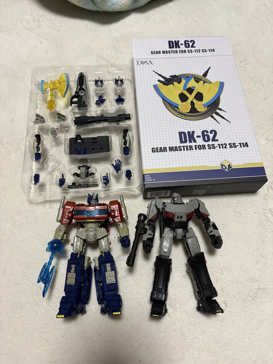 Emane_repaint's tweet photo. 今回も素晴らしい
痒かったところをボリボリ掻いてくれた
目の塗装もした
メガはいい感じにできた
オプの目なんか…コレジャナイ感…
#Transformers 
#DNAdesign https://t.co/u8fVeF6iuW