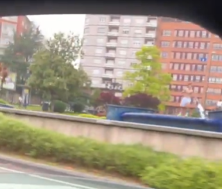 _ScreemFace_'s tweet photo. Pero este enfermo que se recorrió todas las fuentes de Oviedo después de salir de fiesta? 😂 https://t.co/SbRomCi5jy