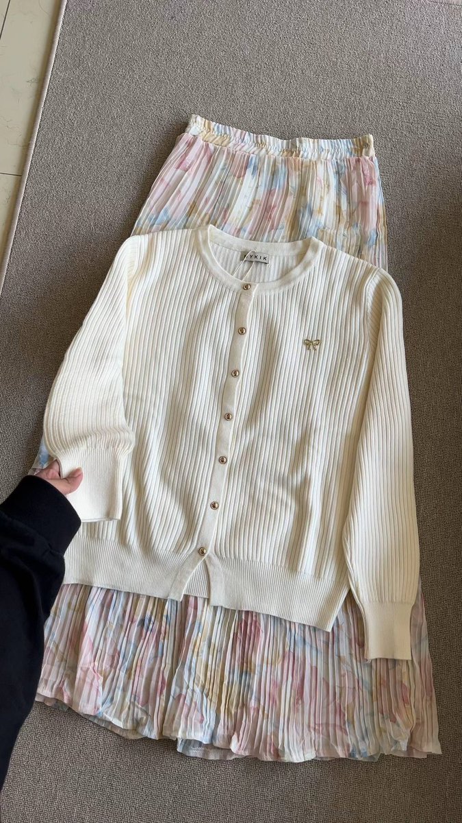 lebihcerah's tweet photo. pretty outfit with pretty skirt👀🌠🧤🪡 https://t.co/D3mDlIwlve