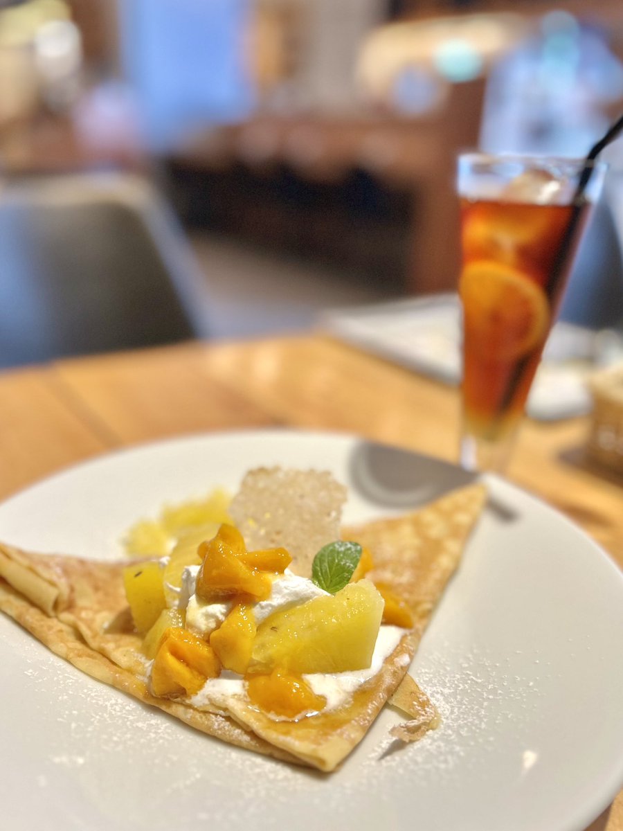 期間限定メニューで夏を楽しもう🌻

小樽市築港(ウイングベイ小樽内)にある「LLOYD’S COFFEE」さんに行ってきました✨

パイナップルの甘酸っぱさとココナッツを使ったクリームと相性抜群のクレープをチョイス！🍍🥥

ドリンクは冷たいアイスレモネードティー🍋

暑い日にぴったりのメニューです❣️