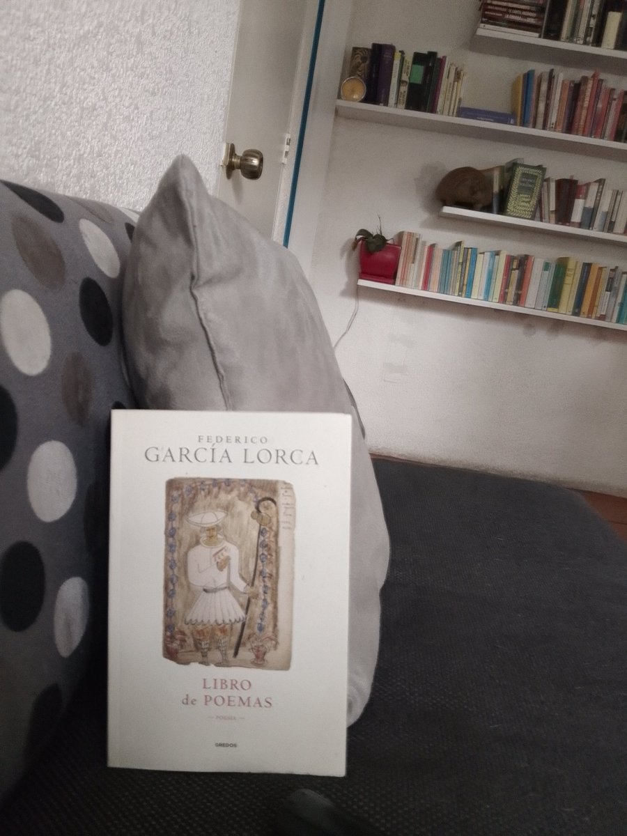 #Minicuento

Habían estado juntos los últimos 50 años, y aún disfrutaban su café  por la mañana, la conversación nunca cesaba, siempre había un tema, una palabra de cariño, una broma, una sonrisa que escapaba.
Aún se notaba el brillo en la mirada..