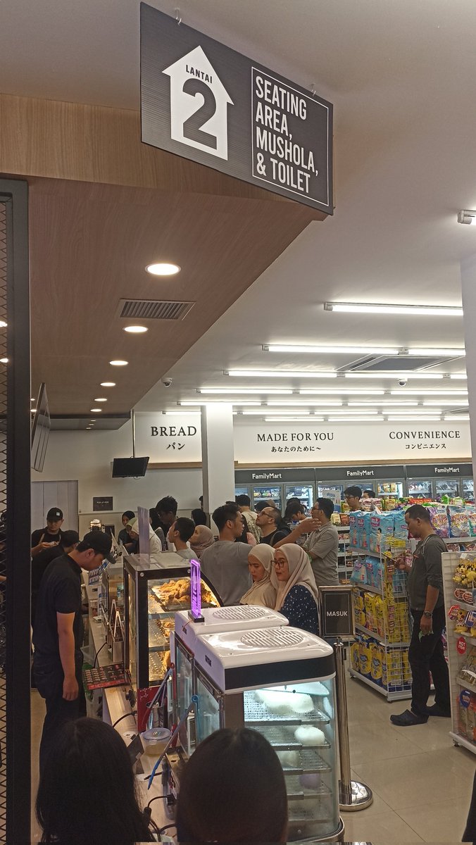 BSoewito π (@bayusoewito) on Twitter photo Kacau juga nie <a href="/FamilyMart_ID/">FamilyMart Indonesia</a> Kyai Maja.
Beli ice cream doang lama banget, staff nya cuma ber4, antriannya panjang system antriannya jg belum nyala jadi Staff nya teriak2 manggil nomer,
Masih ada tukang pula bawa2 tangga dempul plafon, Kalau belum ready jgn buka dulu. Kacau juga nie <a href="/FamilyMart_ID/">FamilyMart Indonesia</a> Kyai Maja.
Beli ice cream doang lama banget, staff nya cuma ber4, antriannya panjang system antriannya jg belum nyala jadi Staff nya teriak2 manggil nomer,
Masih ada tukang pula bawa2 tangga dempul plafon, Kalau belum ready jgn buka dulu.