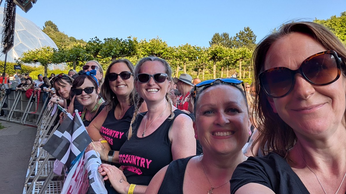 malardy's tweet photo. @GaryBarlow The #westcountrywonders had THE best time at @TheEdenSessions
Thank you from the bottom of our hearts for the shout out on Wednesday....
But we are all wondering - did you do your Cornish homework after questioning @clarebidgood in Wolves if she was a teacher?! #CornwallFlag 😂 https://t.co/m4wSqwpnNt