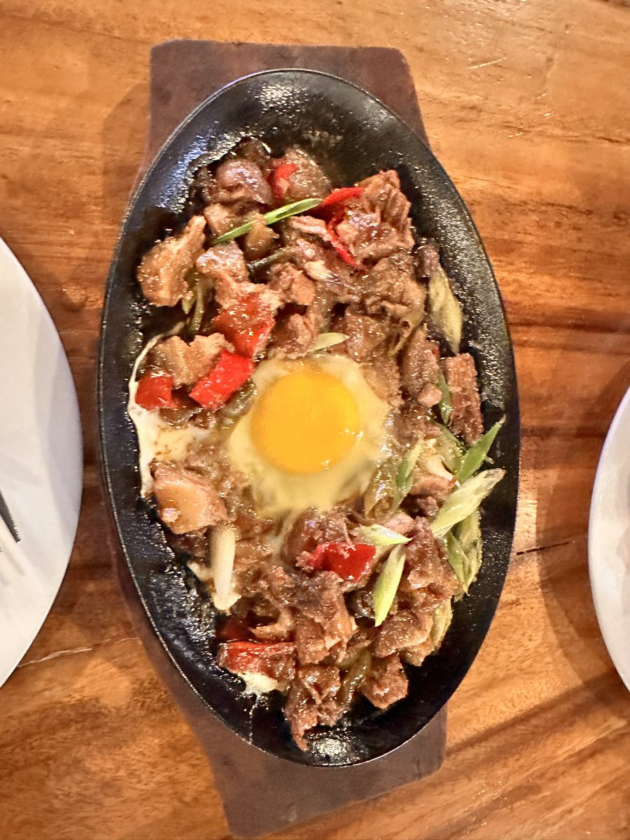 Tommysnote's tweet image. 🇵🇭フィリピン料理、圧倒的暫定1位は

「Bagnet Sisig（バグネットシシグ）」

揚げた豚バラをシシグにした料理なんだけど、美味すぎてご飯3杯いった。

これに勝てるフィリピン料理を教えて下さい🙇‍♂️