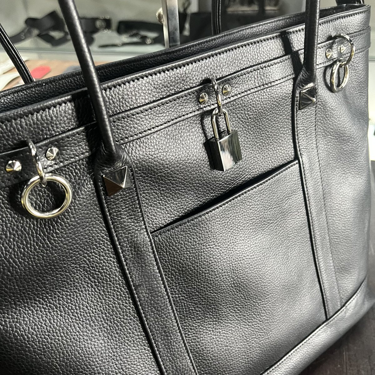 MODERNPIRATES14's tweet photo. スタンダードサイズの本革製トートバッグです。

高級感のある南京錠とリングでデザインされたロック感溢れるレザーバッグです。

持ち手付け根に鋭角なオリジナルピラミッドを使用してデザインにアクセントをつけています。

https://t.co/oIr696XJKm

#ModernPirates #モダンパイレーツ https://t.co/lgwjrBte92