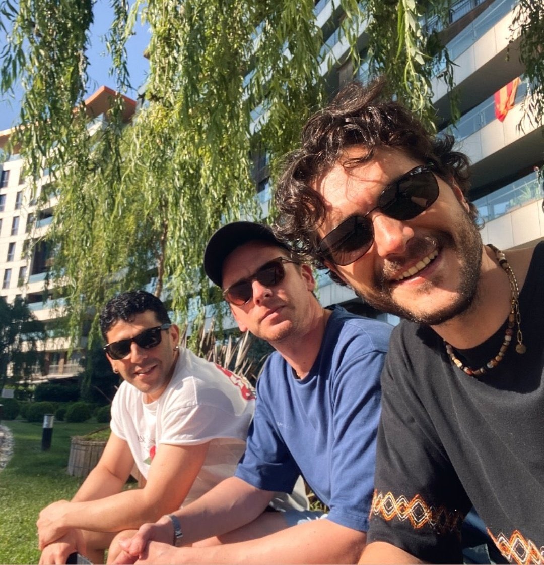 bekleyelim de                       sacimizda
gecsin yillar                           cogalsin kirlar