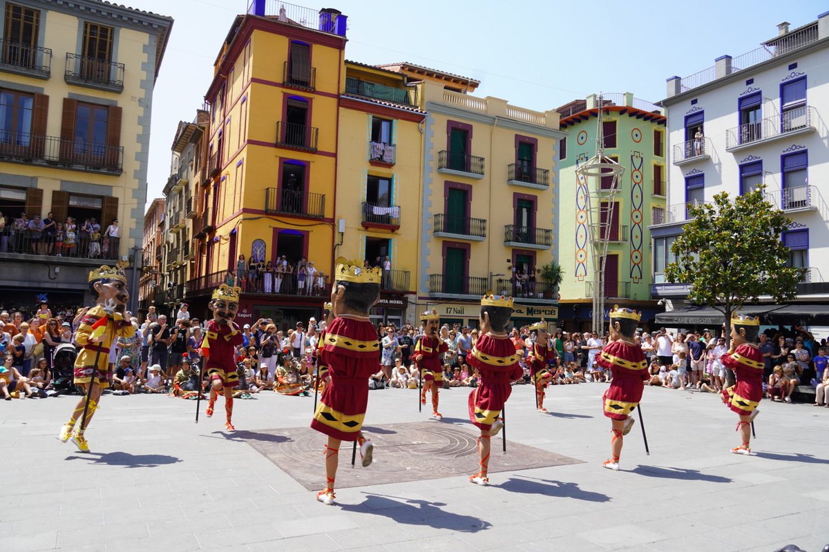 Olotuit's tweet image. 🎉  La Plaça Major d'#Olot plena amb el ball de la faràndula d'aquest migdia! 

🎶🎵🎶 Sota el sol de juny, Gegants, Cabeçuts i Cavallets han fet gaudir just abans de la tradicional sardana de #Corpus. 
🙌🏼 Quin gran diumenge de #Corpus a #Olot! 

#AjuntamentOlot #femOlot