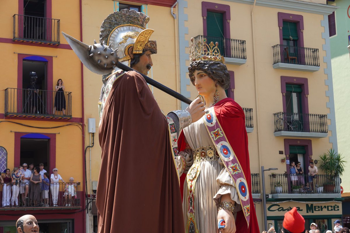 Olotuit's tweet image. 🎉  La Plaça Major d'#Olot plena amb el ball de la faràndula d'aquest migdia! 

🎶🎵🎶 Sota el sol de juny, Gegants, Cabeçuts i Cavallets han fet gaudir just abans de la tradicional sardana de #Corpus. 
🙌🏼 Quin gran diumenge de #Corpus a #Olot! 

#AjuntamentOlot #femOlot